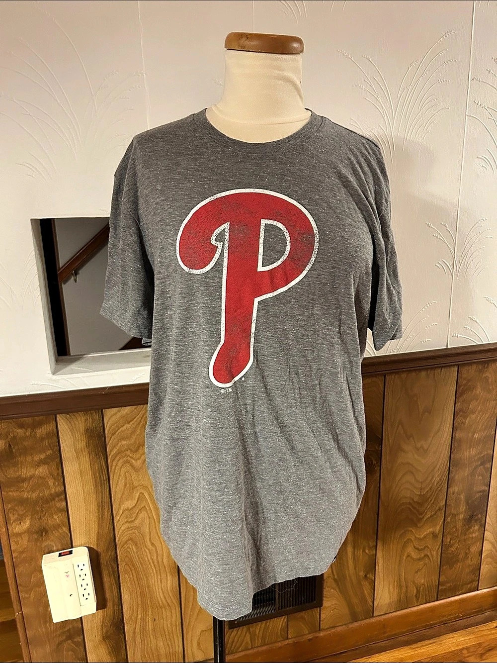 Philadelphia Phillies gray tee with red logo